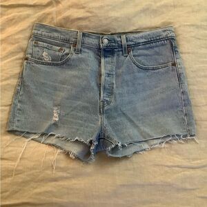 Levi’s cutoffs Size 32